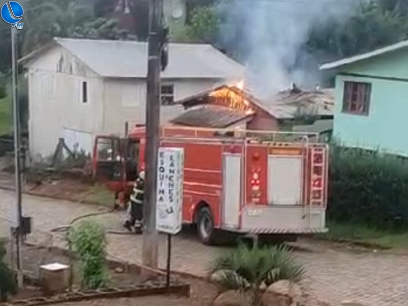 Incêndio em residência é registrado no bairro Medianeira