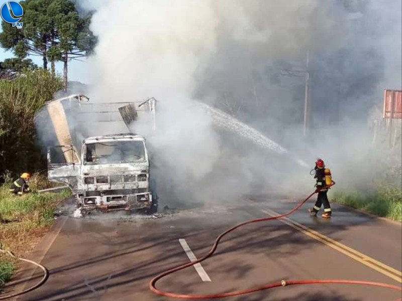 Caminhão é destruído pelo fogo em Cacique Doble