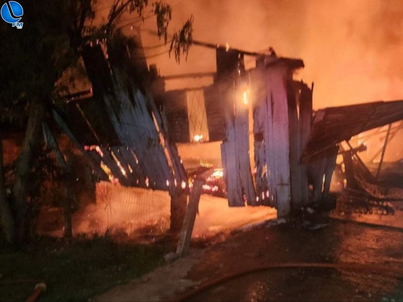Incêndio destrói duas casas em Passo Fundo