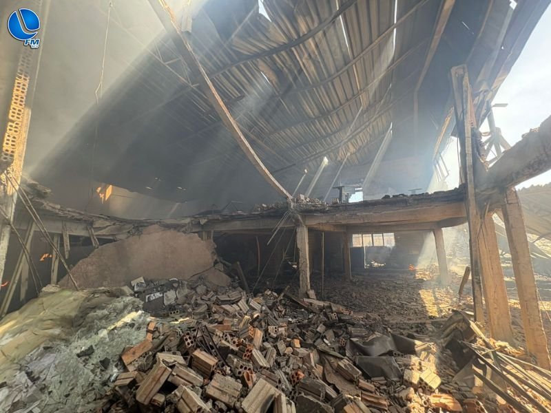 Incêndio de grandes proporções atinge fábrica de móveis em Lagoa Vermelha