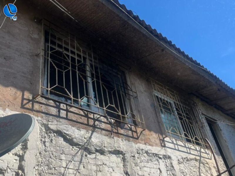 Celular carregando causa incêndio em residência em Passo Fundo