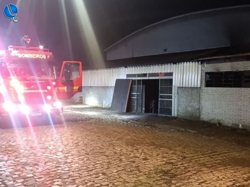 Corpo de Bombeiros de Vacaria combate incêndio em fábrica de cozinhas para caminhões