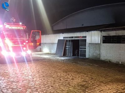 Corpo de Bombeiros de Vacaria combate incêndio em fábrica de cozinhas para caminhões