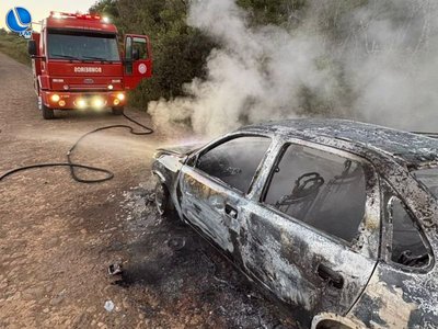 Incêndio destrói veículo na Estrada Santa Luzia no interior de Lagoa Vermelha