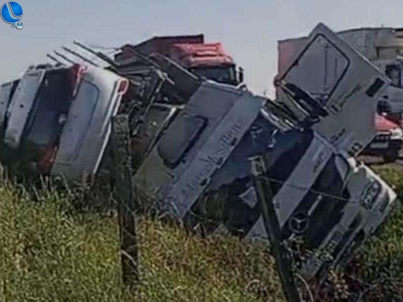 Carreta cegonha tomba na BR-470 entre Barracão e Lagoa Vermelha