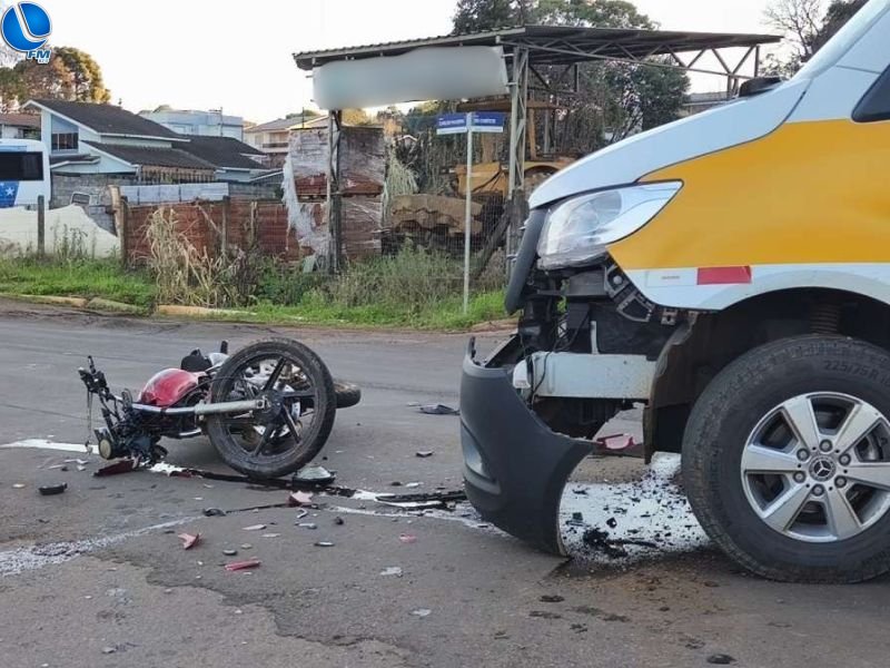 Acidente entre moto e van escolar deixa jovem ferido em Ibiaçá