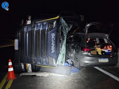 Caminhão carregado com maçãs tomba sobre automóvel em Vacaria