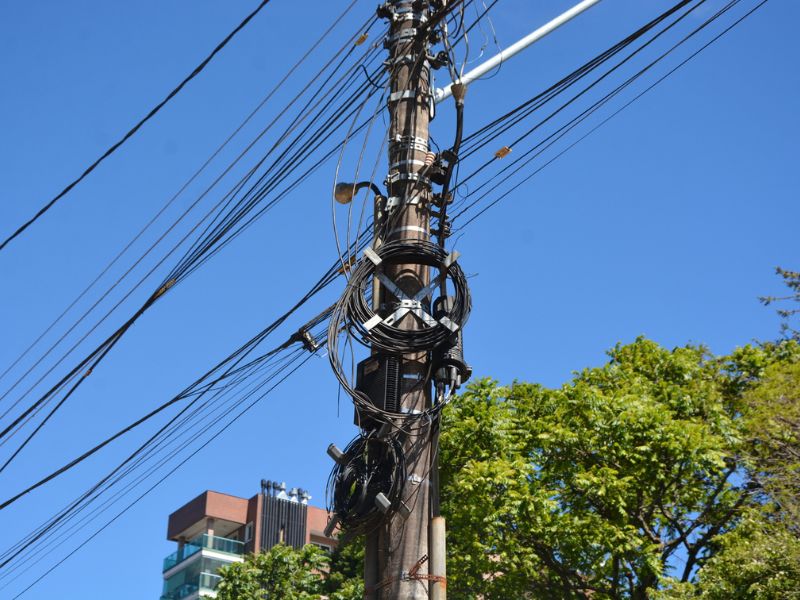 Lei obriga empresas a identificar cabos de energia, internet e telefonia em Lagoa Vermelha