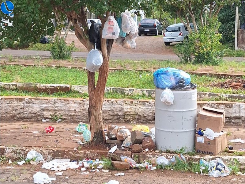 Moradores reclamam de lixo acumulado em ruas e praças de Lagoa Vermelha