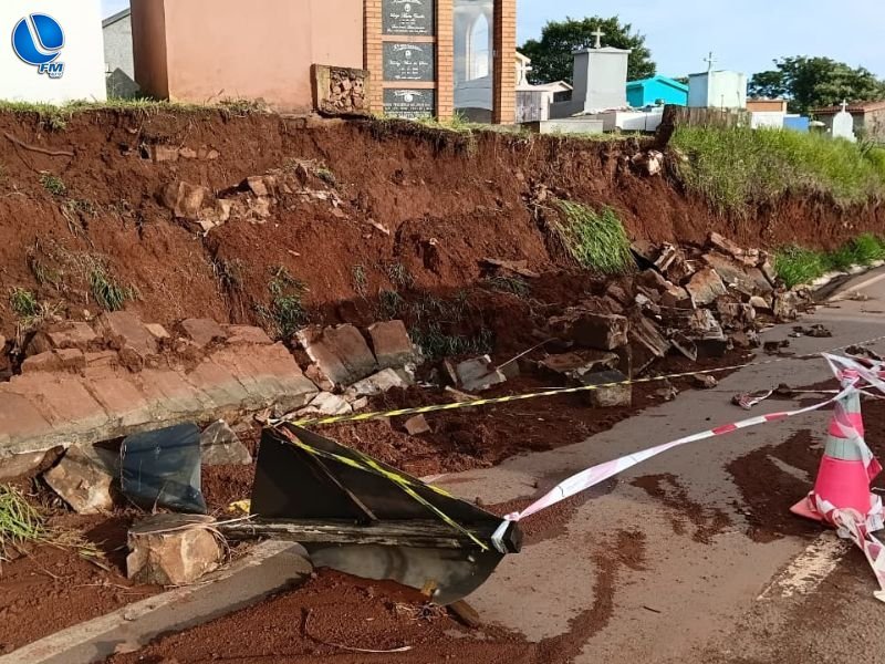Volume de chuva causa queda de muro do Cemitério Municipal em Lagoa Vermelha