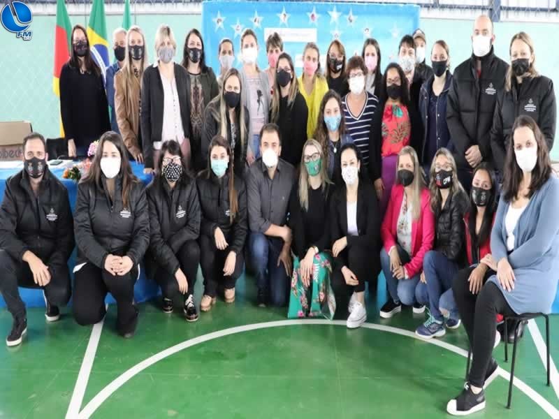 Administração de Capão Bonito do Sul entrega notebooks aos professores