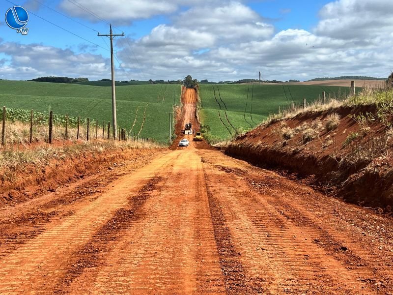 Estradas do interior: município realiza rebaixamento de morros