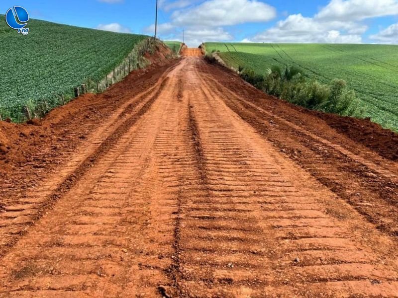 Interior do município: três equipes atuam em melhorias de estradas
