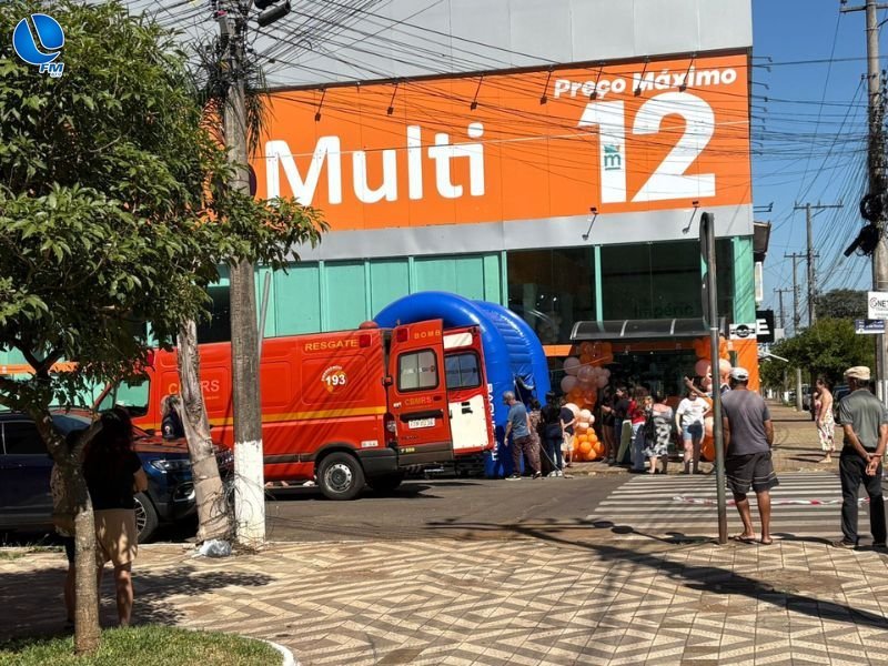 Bombeiros atendem homem que passou mal no centro da cidade