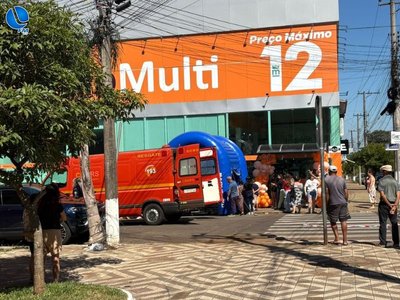 Bombeiros atendem homem que passou mal no centro da cidade