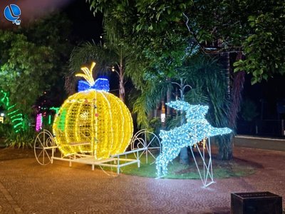 Decoração de Páscoa sustentável embeleza praça em frente à Prefeitura