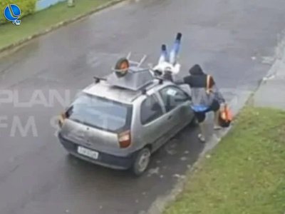 Carro desgovernado atropela mulher no bairro Jardim América em Passo Fundo