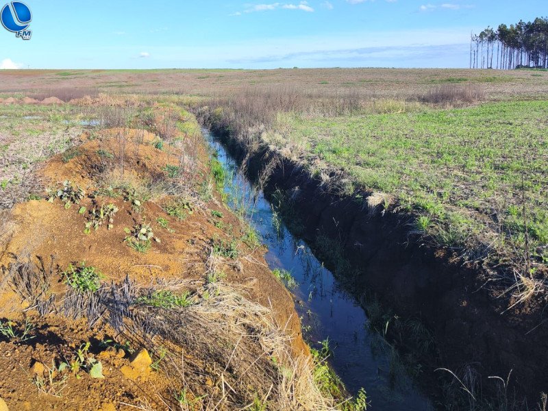 Patram constata dreno em banhado no interior de Capão Bonito do Sul