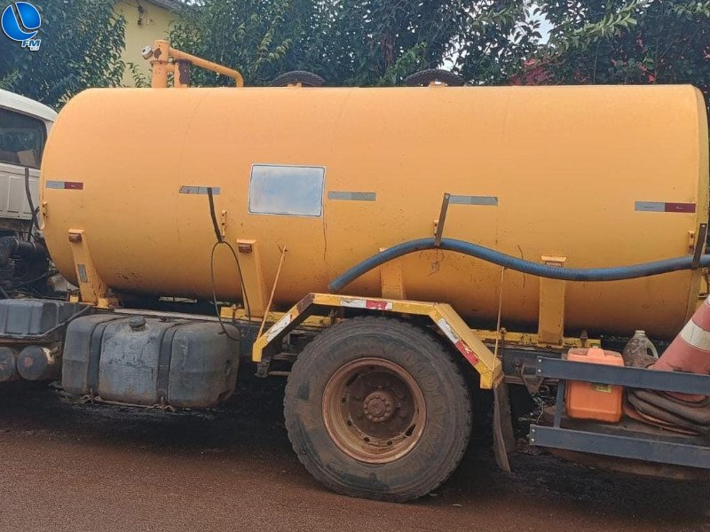 Polícia Ambiental flagra caminhão despejando resíduos em área de preservação permanente