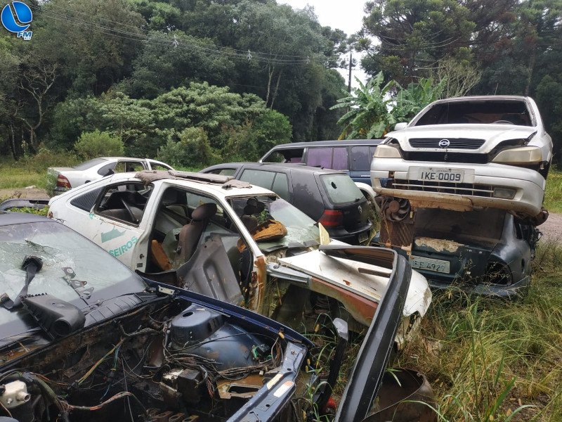 Polícia Ambiental notifica depósito irregular de veículos