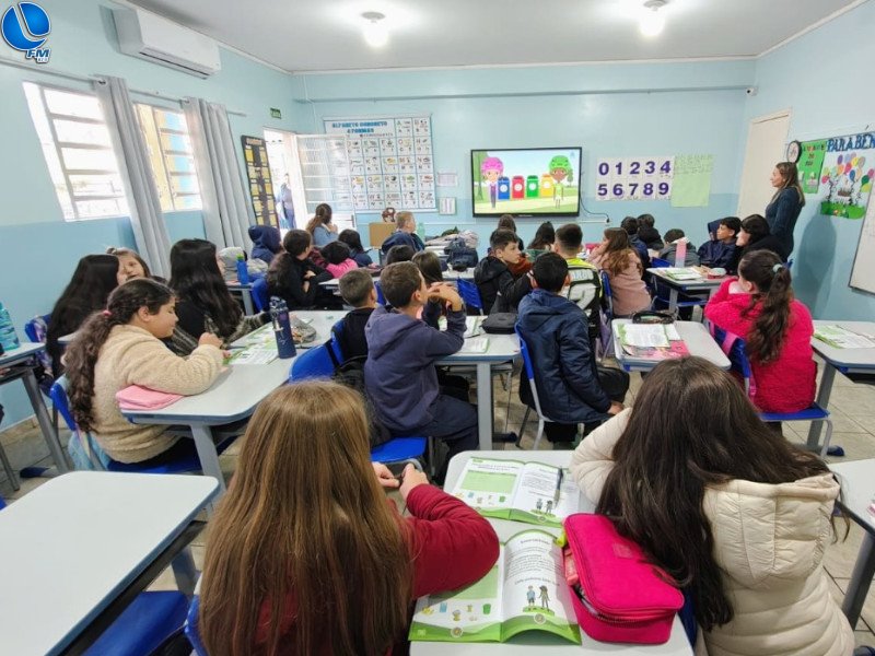 Patram realiza aula sobre separação do lixo com alunos em Ibiraiaras