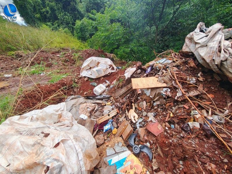 Polícia Ambiental flagra descarte irregular de resíduos e embalagens de agrotóxicos em Tapejara