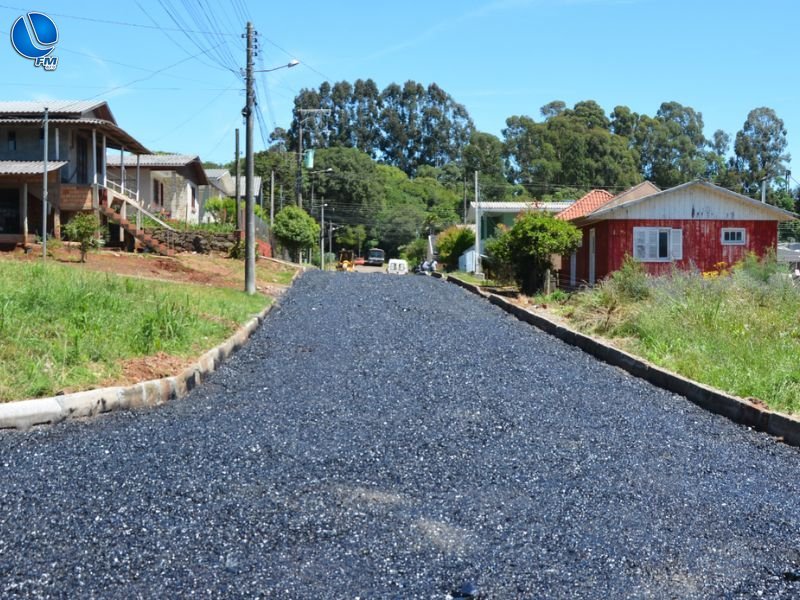 Obras e Viação conclui pavimentação na Rua Anita Garibaldi, no Loteamento Jardim Lindóia