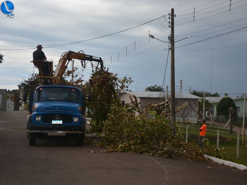 Poda e recolhimento de galhos avança para a Região 04
