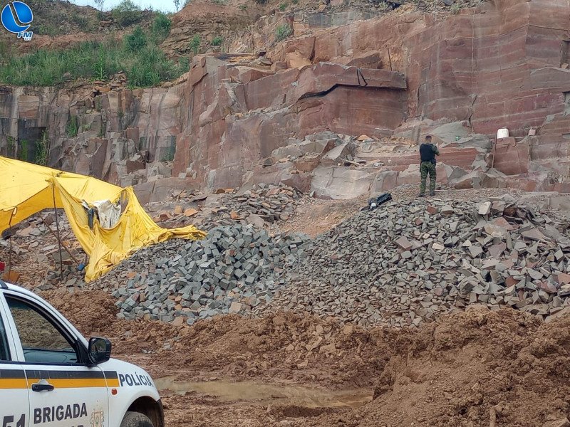 Polícia Ambiental fiscaliza extração de basalto, em Água Santa