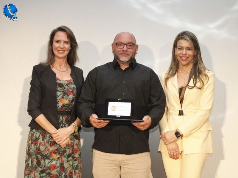 Delegada Regional entrega Diploma Integração Polícia Civil – Comunidade 2025 à empresário de Nova Prata