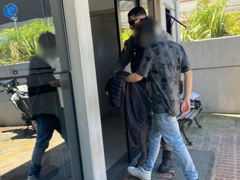 Homem é preso em Passo Fundo por divulgar localização de blitz em grupos de WhatsApp