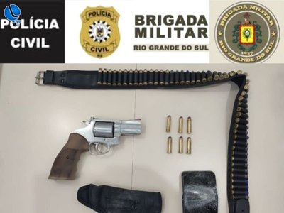 Ação conjunta prende homem com arma de uso restrito em Serafina Corrêa