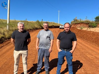 Prefeitura realiza melhorias em estradas rurais e rebaixa morro no Boqueirão