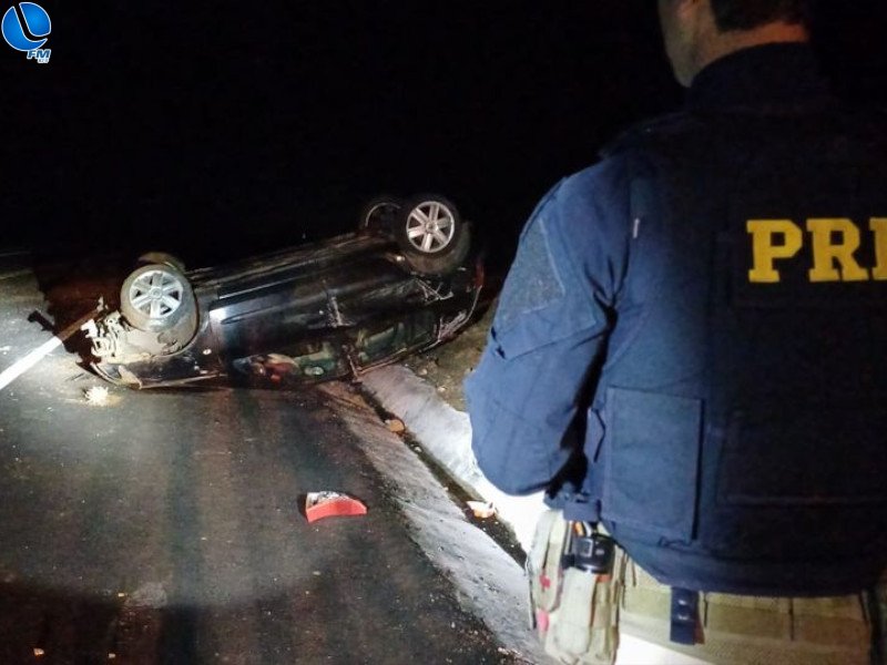 Veículo capota na BR 285 em Muitos Capões