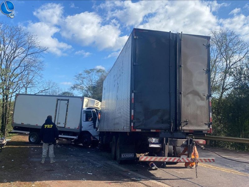 Duas pessoas morrem na colisão de dois caminhões, na BR386