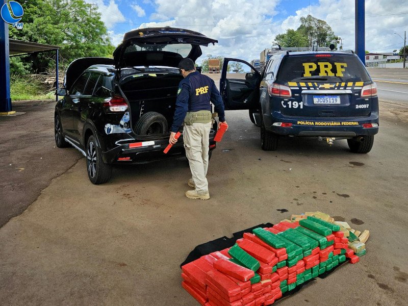 PRF prende casal paraguaio transportando mais de 100 quilos de maconha em carro argentino