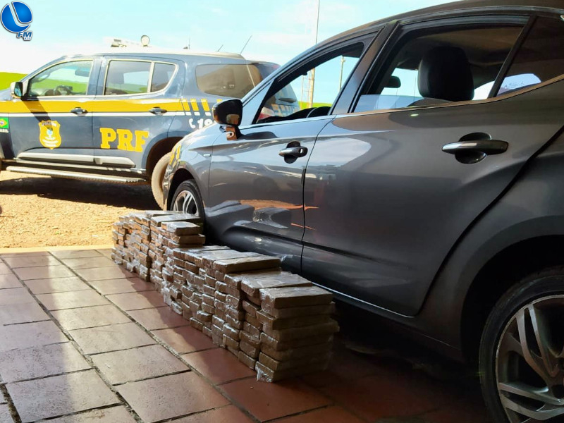 PRF prende trio transportando 150 quilos de maconha em carro argentino