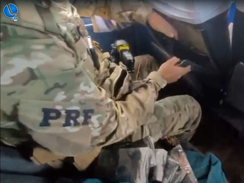 PRF prende quatro passageiros e apreende carga de eletrônicos em fundo falso de ônibus