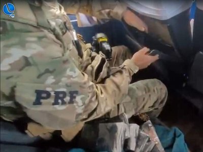 PRF prende quatro passageiros e apreende carga de eletrônicos em fundo falso de ônibus