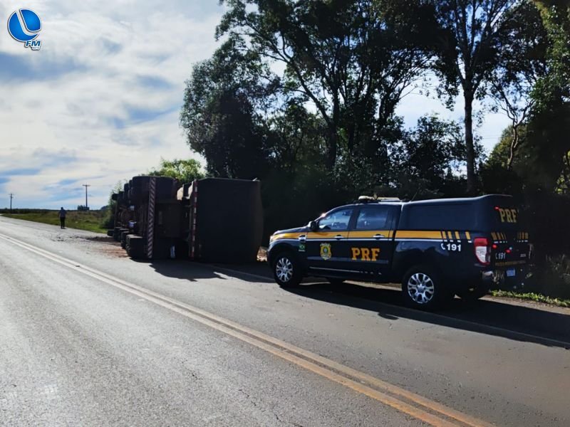 Caminhão de São José do Ouro tomba na BR-285 e deixa dois feridos