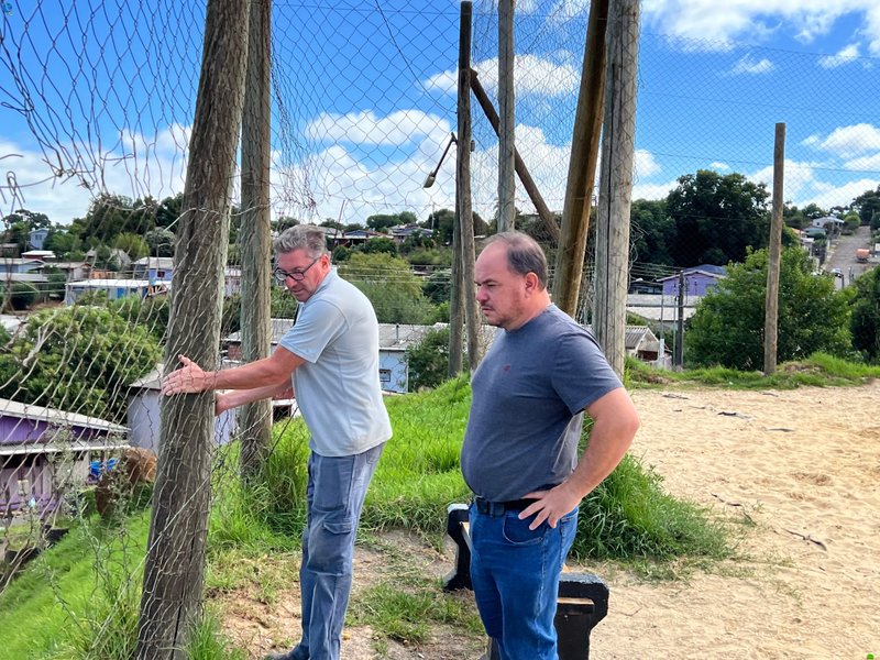 Bairro Gaúcha recebe melhorias na quadra de areia e reforço na manutenção da praça