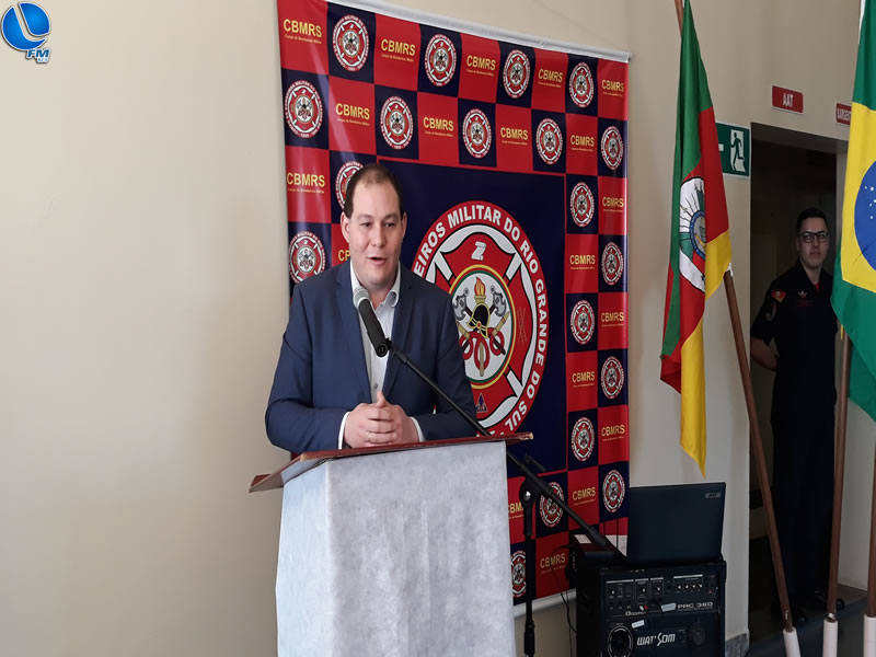 Corpo de Bombeiros recebem oficialmente novo caminhão e inauguram melhorias na estrutura física