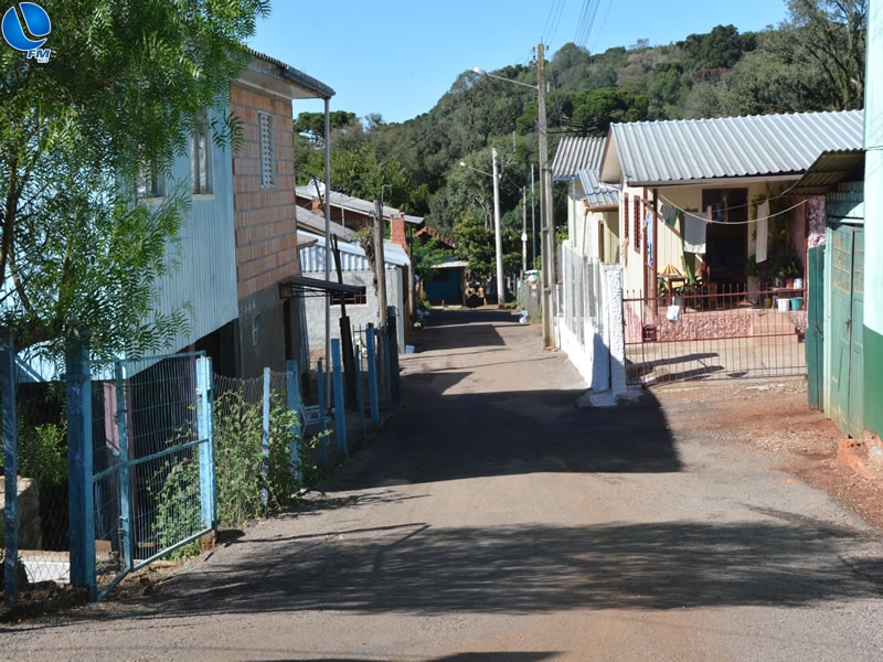 Secretaria Municipal de Obras e Viação realiza trabalho de pavimentação de ruas em bairros da cidade