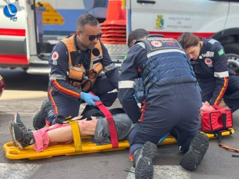 Condutor de moto elétrica fica ferido após colisão em Passo Fundo