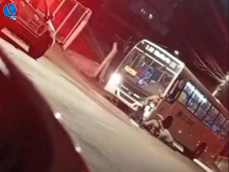 Homem em surto se joga embaixo de ônibus em Passo Fundo