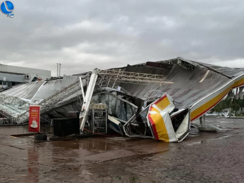 Telhado de posto de combustíveis desaba em Ronda Alta