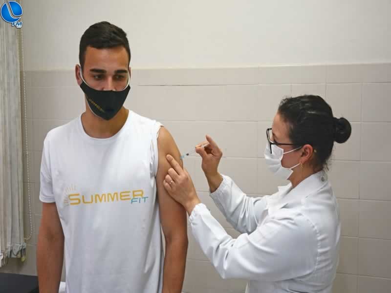 Adolescentes de 17 anos e pessoas imunossuprimidas podem agendar vacina contra a Covid-19