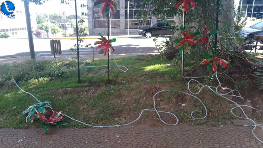 Vândalos destroem decoração natalina na Afonso Pena