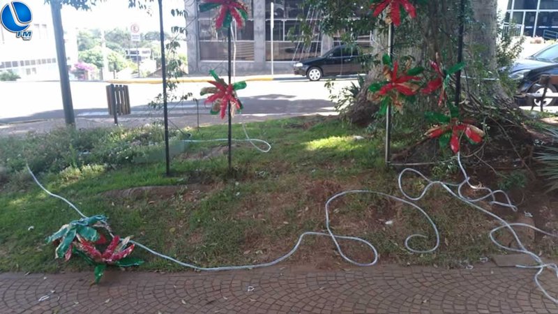 Vândalos destroem decoração natalina na Afonso Pena