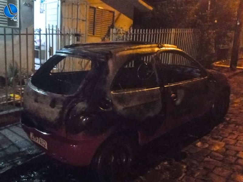 Incêndio destrói veículo durante a madrugada em Lagoa Vermelha